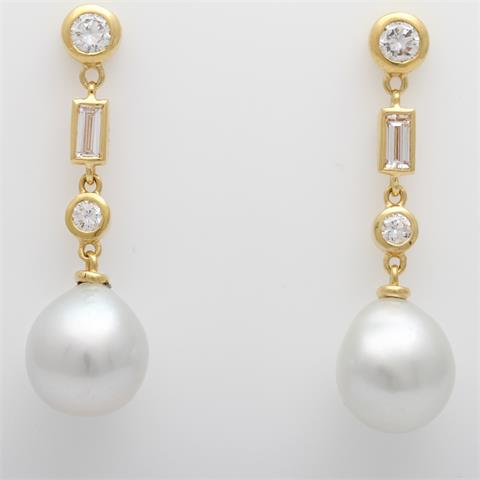 Ohrhänger (Paar) bes. mit Diamanten zus. ca. 0,6ct, Weiß/ VS-SI, zwei feine weiße, wohl Südsee-Perltropfen.