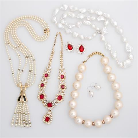 Konvolut: Modeschmuck 5 Teile, u. a. GROSSÉ, drei Perlketten, ein Paar Perlohrhänger, ein Collier und ein Paar Ohrstecker mit