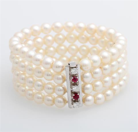 Perlarmband vier-reihig, Akoya-Zuchtperlen (6,5-7mm)Schließe bes. mit Rubinen und Diamanten zus. ca. 0,48ct, leicht get. Weiß/