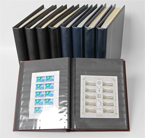 Ansprechende Sammlung Österreich in 8 Vordruckalben und einem Steckbuch. 1948-2006. Am Anfang unterschiedlich gesammelt, später