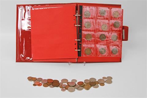 Großbritannien - Album und Tüte mit diversen Münzen: Pennys, New Pence und weiteres.