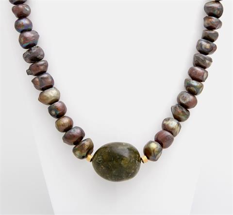 Collier aus grau-grünlichen, barocken Perlen mit Mittelteil aus grünem Granat.