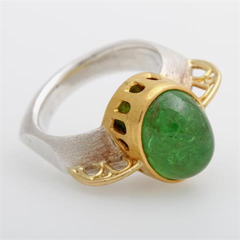Damenring mit außergewöhlichem Golddekor besetzt mit einem grünen Granat.