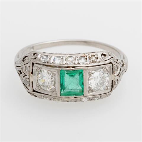 Damenring "Art Deco" mit einem Smaragd (berieben) und zwei Altschliff-Diam. zus. ca. 0,5ct, Weiß/ VS, sowie 10 Diam.-Rosen.