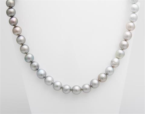 Perlencollier aus 38 Südsee und Tahiti- Zuchtperlen im Farbverlauf (Weiß- Hellgrau- Grau) 10-11mm, leicht unrund, schöner