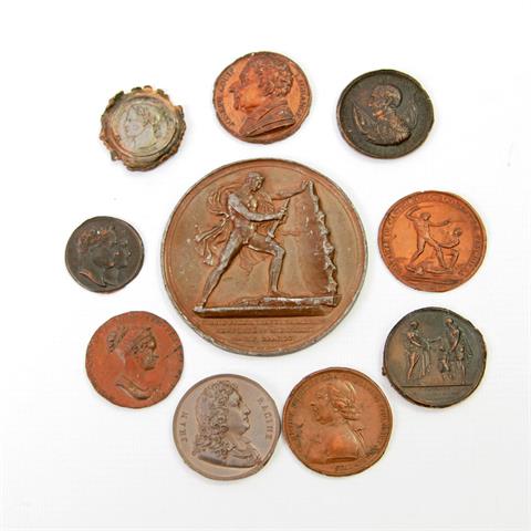 Einseitige Medaillenklischees Frankreich/Italien/England - Konvolut: 8 x Kupfer, 2 x Zinn,