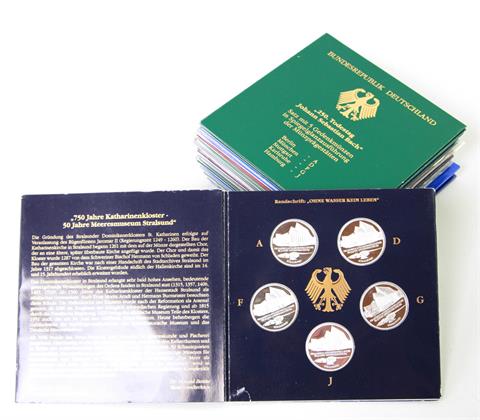 BRD - 16 x 10 DM Gedenkmünzensätze in Spiegelglanzausführung, jeweils 5 x 10 DM aller Münzprägestätten,