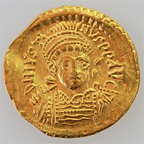 Byzanz / Justinus I. (518 - 527) - Solidus, Konstantinopel, Büste frontal - D N IVSTI-NUVS P P AVG / Victoria stehend nach