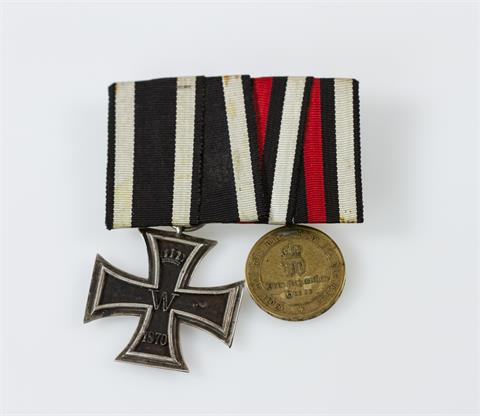 Ordensschnalle mit 2 Dekorationen, Eisernes Kreuz 2. Klasse 1870 wohl späte Nachfertigung