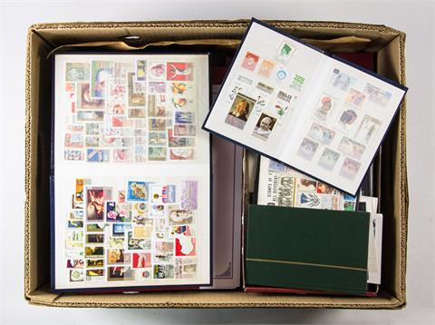 Briefmarken - Karton mit diversen Alben + 1 Schuhkarton voll mit Motiven ganze Welt.
