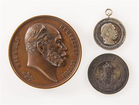 Preußen - Konvolut von 3 Medaillen Wilhelm I. Bronzemedaille 1888 auf seinen Tod, dazu Tragbare versilberte Bronzemedaille 1888