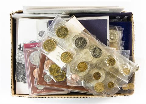 Kiste voller Kursmünzensätze Alle Welt - Konvolut: Russland, Großbritannien, Guernsey,