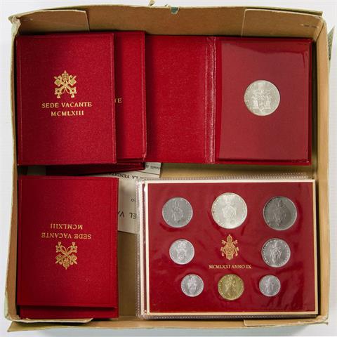 Vatikan - Konvolut: 10 x 500 Lire Sedisvakanz MCMLXIII, 5 x Kursmünzensatz MCMLXXI Anno IX