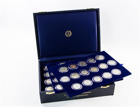 DDR - Selten angebotene komplette Sammlung der 5, 10 und 20 Kurs-Gedenkmünzen sowie 5, 10 und 20 Gedenkmünzen in Schatulle,