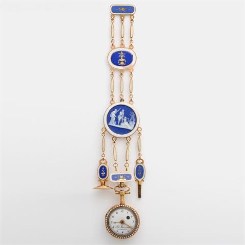 CHATELAIN, wohl Frankreich 1830,  fein blau-weiß emailliert, wohl Wedgewood Gemme, mit angehängter Uhr, Saatperlen, Spindelwerk