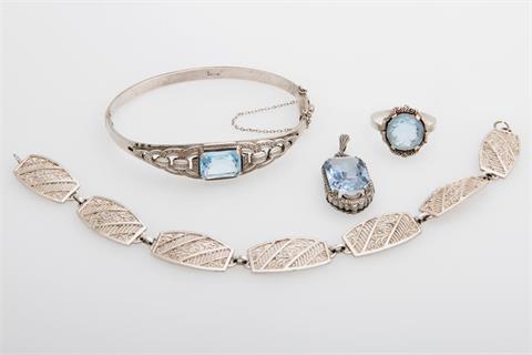 Konvolut: vier Teile,  Armband,  Armreif, Anhänger und Ring, z.T. mit hellblauen Steinen (wohl synth. Spinell)