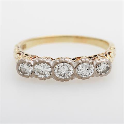 Ring besetzt mit fünf Diamanten, in leichtem Verlauf zus. ca. 0,9ct, Weiß/ PI.