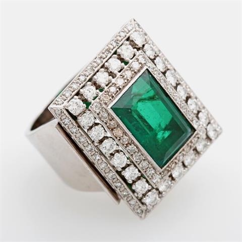 Damenring besetzt mit einer grünen Farbstein- Doublette, mehrreihig umrahmt von Diam.- Brillanten u. Achtkant- Diamanten zus.