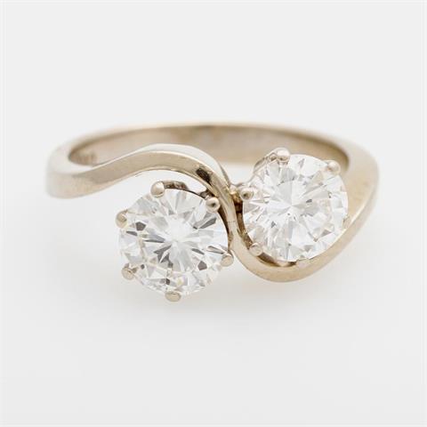 Damenring besetzt mit zwei Diamanten im Brillantschliff  ca. 1,14ct, Weiß/ VS und ca. 1,16ct, Weiß/ SI.