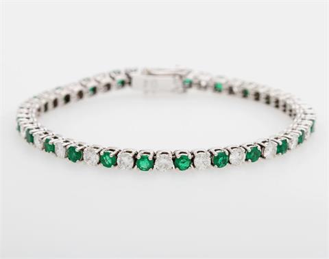 Armband ausgefasst mit 24 Smaragde ca. 2,4 cts, sowie 24 Diam.- Brillanten zus. ca. 3,6 cts, hoher Farb- und Reinheitsgrad.