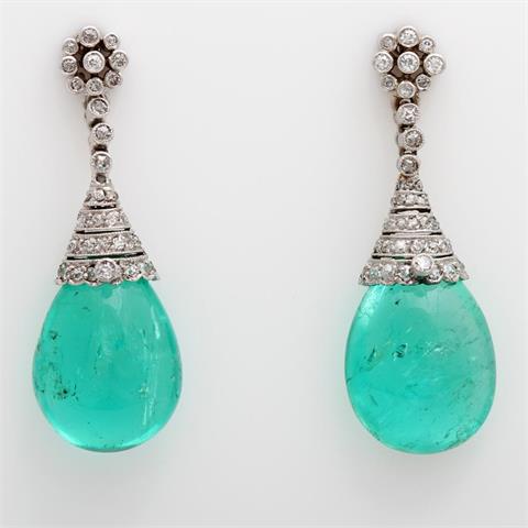 Ohrgehänge (Paar), zwei tropfenförmige Smaragdcabochons, Brisuren und Käppchen besetzt mit insges. ca. 107 Altschliff-Diamanten