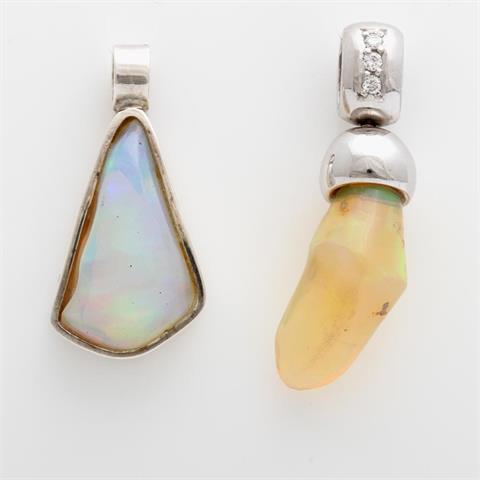 Konvolut: zwei angefertigte Anhänger mit Opalen (Äthiopien), z.T. bes. mit drei kleinen Diamanten,