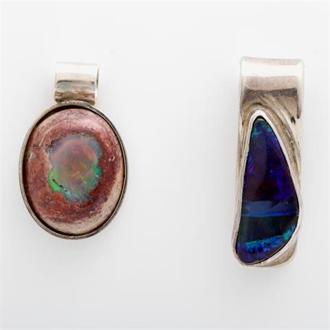 Konvolut: zwei angefertigte Anhänger mit je einem Opal in Matrix (Mexico) und Schwarzopal-Boulder (Australien)