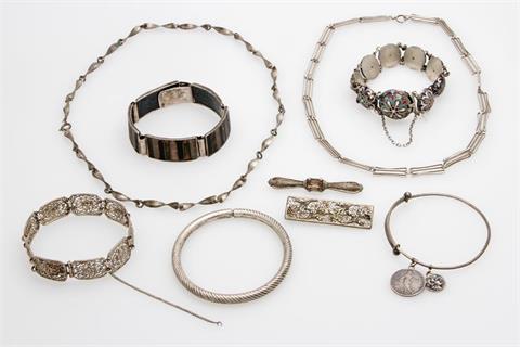 Konvolut: Silberschmuck, 9tlg., zwei Colliers, drei Armbänder, zwei Armreifen,