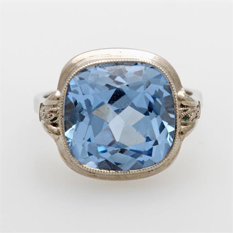 Ring besetzt mit einem hellblauen, fac. Stein.