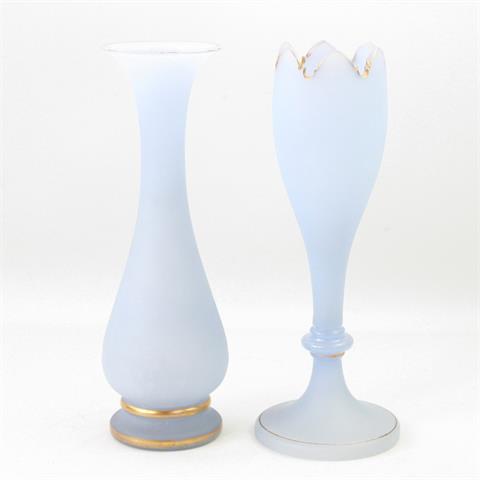 Konvolut: 2 Vasen, wohl England 19. Jh., satiniertes Glas.