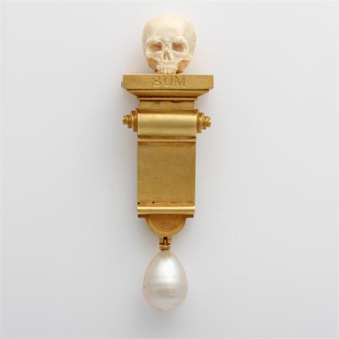 Brosche, "Memento Mori", Goldsockel mit aufgesetztem, aus Bein geschnittenen Totenkopf,