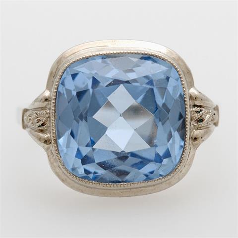 Ring besetzt mit einem hellblauen fac. Stein.