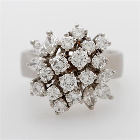 Damenring besetzt mit Diamanten im Brillant- und Navetteschliff zus. ca. 1,9cts FEINES WEIß- LEICHT GET. WEIß/ VS-SI.