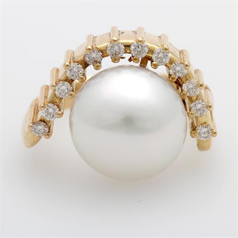 Ring mit einer feinen Südsee-Zuchtperle (13mm) weiß mit rosé- grünem Oberton. 12 Brill. zus. ca. 0,4ct, Feines Weiß-Weiß/ VS-SI.