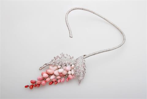 UNIKAT Collier mit 34 Conch Perlen im Farb,und Größenverlauf: pink-apricot-rosé-hellrosa-weiß, 6 x 3,5mm-17 x 12mm. Besetzt mit
