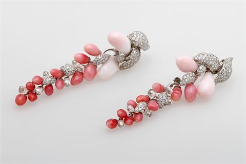 Paar Ohrhänger, besetzt mit 25 Conch Perlen (eine fehlt) und Diamanten. UNIKAT!
