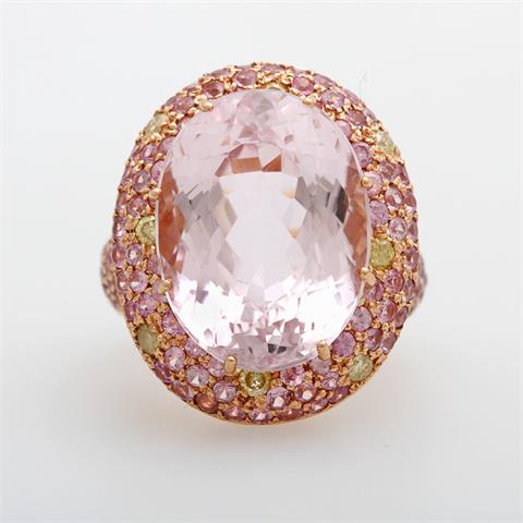 Damenring mit einem ovalfac. roséfarbenen Kunzit, 8 Diamanten zus. 0,4ct, hellgrün-Fancy (beh.)/ PI, ca. 133 rundfac.