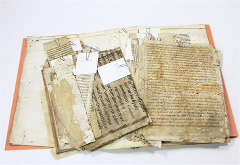 Wohl 12.-15. Jh. (?): Konvolut Fragmente mittelalterlicher Handschriften.