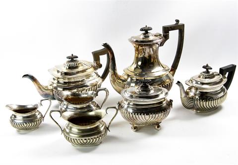 Dekorativer, 7tlg. Tee- und Kaffeekern, versilbert wohl England um 1900.