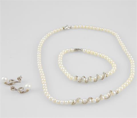 Konvolut: Schmuckset: Perlencollier und Armband Durchm. ca. 3 mm mit WG Schließe und WG Verzierung, Paar Ohrstecker besetzt mit