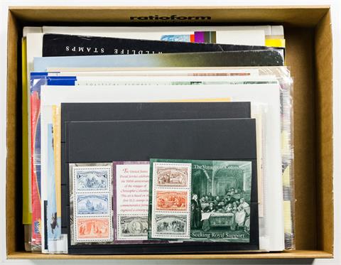 Briefmarken - Schachtel mit 2 Steckbüchern (meist Motive) und postfrischen USA-Marken
