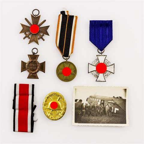 III. Reich - Konvolut: Verwundetenabzeichen massiv, goldfarben mit Etui, dazu weitere Auszeichnungen,