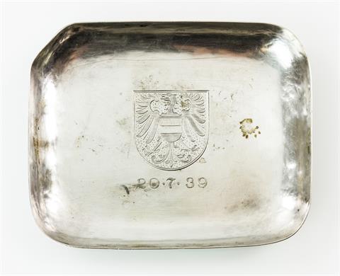 Silberschale, deutsch, 20. Jh., 800er Silber, mit Gravur '20.7.39' und graviertem Wappen