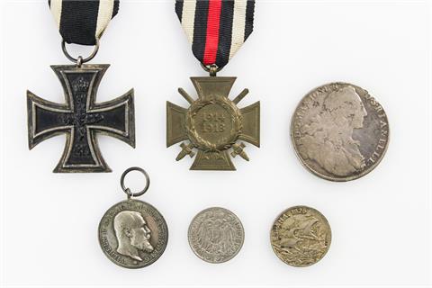 Konvolut - 3 Auszeichnungen mit Eisernem Kreuz 2. Klasse 1914, Ehrenkreuz des Weltkrieges für Frontkämpfer mit Schwertern