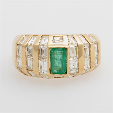 Damenring besetzt mit einem Smaragd (Rißchen) sowie Diamanten zus. ca. 1,7ct, Weiß/ VS-SI.