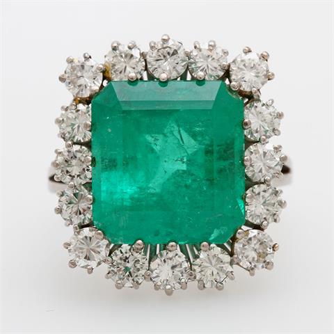 Damenring mit einem feinen Smaragd, im achteckigen Treppenschliff, ca. 13ct. (13 x 14mm), intensive Farbe und gute Transparenz.