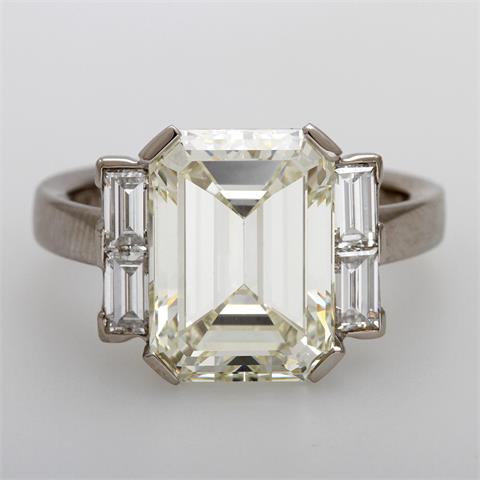JACOBI Ring mit einem Mittelstein: Diamant im Smaragdschliff 6,48ct., GETÖNT (N)/ VVS mit GIA Zertifikat 2015.