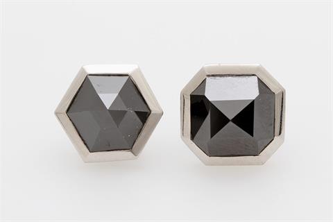 GÜNTER KRAUSS Paar Ohrstecker, asymetrisch, mit je einem fac. schwarzen Diamanten (Sechseck und Achteck)