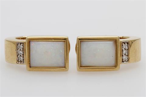 Ohrclipstecker (Paar) bes. m. 2 weißen Opalen (ca. 13 x 6mm) u. 6 kl. Diam.-Brillanten.