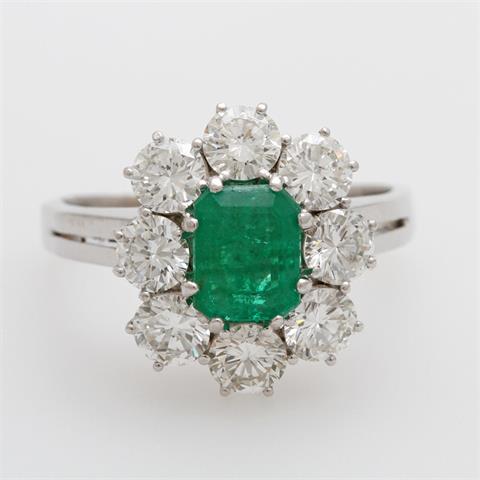 Damenring besetzt mit einem achteckigen Smaragd im Treppenschliff (ca. 7 x 5mm) entouriert v. 8 Diam.-Brillanten zus. ca. 1,7ct
